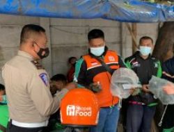 Menjelang Operasi Patuh Semeru 2022, Satlantas Polres Batu Bagi – bagi Helm Gratis