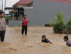 Tanggap Bencana, Polres Ponorogo Berikan Bantuan Berupa Sembako dan Nasi Bungkus