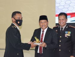 Kapolresta Sidoarjo Memberikan Penghargaan Anggota, Satfung, Polsek dan Masyarakat Berpretasi
