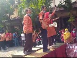 Ratusan Mahasiswa dan Karyawan UBS – PPNI Kabupaten Mojokerto Gelar Aksi Demo Tolak M.H. Hartadi dan Intervensinya