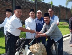 Gus Barra Berikan Bantuan Hewan Qurban Kepada Para Kades se Kecamatan Pacet di Hari Idul Adha