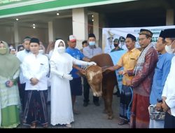 Bupati Ikfina dan Wabup Gus Barra Sholat Idul Adha dan Berikan Hewan Qurban Sapi di Masjid Syaiful Anwar Randegan