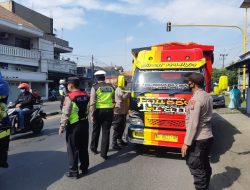 Antisipasi Penyebaran PKM, Polisi Cek Kendaraan Muatan Sapi di Perbatasan Porong