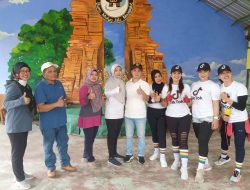 Wabup  Gus Barra Senam Bersama Emak -Emak Komunitas Tik Tok Party di Wisata Desa BMJ Mojopahit Mojokerto