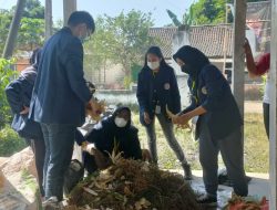 Mahasiswa Unair Surabaya KKN – BBM Periode 66 Sosialisasikan Cara Membuat Kompos Organik