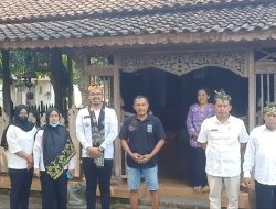 Pers Tour Pawarta Mblarah Bersama Diskominfo,  Kunjungi, Candi Brahu, Kampung Majapahit Trowulan, dan Cor Kuningan di Desa Bejijong