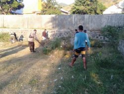 Jumat bersih, Bhabinkamtibmas Membantu Masyarakat Desa Rhee Loka Melakukan Gotong Royong