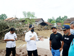 Pasca Tanggul Suwatu Jebol, Bupati Tinjau Lokasi Banjir Bulumanis