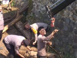 Personel Gabungan Polres dan Polsek Pati Kembali Bersihkan Sampah Pasca Banjir di Desa Sidokerto