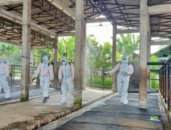 Polres Batu Lakukan Penyemprotan Disinfektan Serentak Cegah Wabah PMK