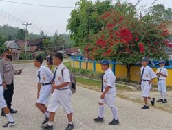 Layani Masyarakat yang Beraktivitas di Pagi Hari Personel Polsek Sumarorong Lakukan Pengaturan Lalu Lintas