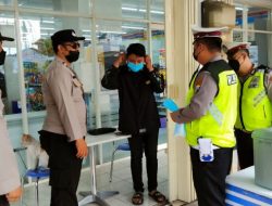 Tim Pamor Keris Polsek Sukun, Bagikan Masker dan Berikan Himbauan Prokes