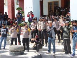 Kapolres Mamasa Turun Langsung Lakukan Pengamanan Aksi Unjuk Rasa