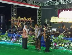 Bupati Anna Mu’awanah Mirsani Pagelaran Wayang Kulit di Desa Sukorejo