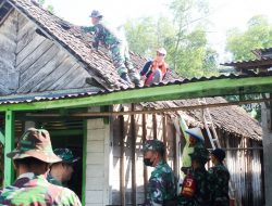Karya Bakti TNI Satkowil, Babinsa Kodim Bojonegoro Rehab Rumah Warga Kalipan