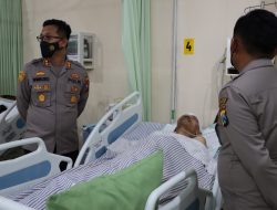 Kapolres Bondowoso Sambangi Anggotanya yang Sakit