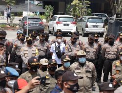 Polres Lamongan Gelar Pengamanan Unjuk Rasa Petambak se Kabupaten Lamongan Terkait Dihapusnya Subsidi Pupuk