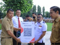 Tingkatkan Penerimaan PAD, Bupati Andi Utta Serahkan Barcode QRIS