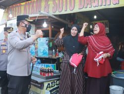 Gelorakan Semangat Kemerdekaan, Polresta Sidoarjo Bagikan 500 Bendera ke Masyarakat