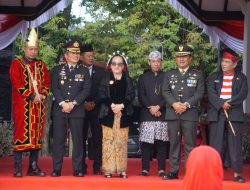 Ikuti Upcara Bendera Peringati HUT RI ke-77, Forkopimda Bojonegoro Kenakan Adat