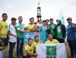 Turnamen Sepak Bola Gus  Muhaimin Cup 2022, Gus Barra  dan Ning Ayni Serahkan Trophy dan Uang Pembinaan