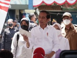 Presiden Jokowi Bagikan Bansos ke Pengunjung dan Pedagang Pasar Larangan Sidoarjo