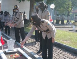 Menjelang Hari Jadi ke-74, Polwan Polresta Sidoarjo Ziarah dan Tabur Bunga di TMP Kusuma Bangsa