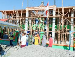 Bersama Warga Kedungrejo, Babinsa Koramil Sumberrejo Bojonegoro Cor dek Lantai Masjid Dusun Megal