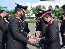 Pada Hari Kemerdekaan RI ke-77, Kapolresta Sidoarjo Berikan Penghargaan pada Anggotanya