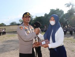 Berani Lawan Jambret, Sri warga Batujai Terima penghargaan dari Kapolres Loteng