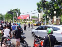 Detik-detik Proklamasi, Pengendara di Depan Mako Polresta Sidoarjo Dihentikan Sejenak