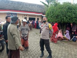 BLT BBM Tahap I Mulai Disalurkan, Bhabinkamtibmas Desa Jenggik Utara Terjun Melakukan Pengamanan