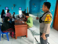 Bhabinkamtibmas Desa Bagik Payung Polres Lombok Timur Monitoring Penyerahan BLT BBM Subsidi