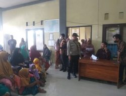 Bhabinkamtibmas Desa Pandan Duri Polres Lombok Timur Lakukan Pengamanan Penyaluran Bantuan