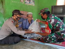 Bhabinkamtibmas dan Bhabinsa Desa Tanjung Luar Salurkan Bansos Kepada Warga Jompo