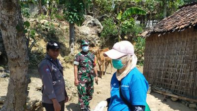 Cegah Meluasnya PMK, Polsek Grabagan Kawal Vaksinasi PMK untuk Hewan Ternak
