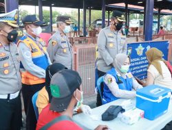 Kapolresta Sidoarjo Tinjau Vaksinasi Booster dan Bagikan Bansos di Terminal Purabaya