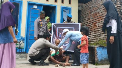 Kapolsek Suralaga Polres Lotim Berikan Bansos Kepada Masyarakat yang Membutuhkan