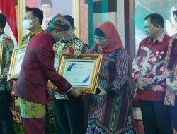 Pj Bupati Batang Menerima Penghargaan Kepala Daerah Ramah Investasi di Jawa Tengah