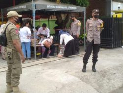 Personel Polsek Selong Lakukan Pengamanan Bazar Pasar Murah di Tengah Kenaikan Harga BBM, Langkah Pemerintah Bantu Masyarakat