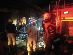 Rumah Warga yang Menampung Barang Bekas di Kota Madiun Terbakar