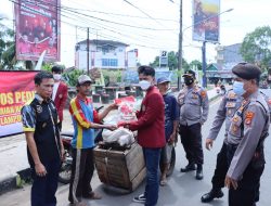 TNI-POLRI Lampung Utara Bersama Ormas dan Mahasiswa Bagikan Sembako kepada Warga Terdampak Kenaikan Harga BBM