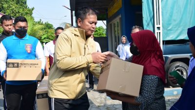 Berjalan Kaki Menyusuri Perkampungan, Kapolresta Sidoarjo Bagikan Paket Sembako untu Masyarakat Terdampak Kenaikan Harga BBM