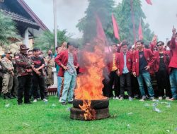 Demo Tolak Kenaikan Harga BBM, IMM Lampura Bakar Ban di Depan Kantor DPRD