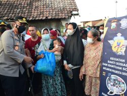 Polresta Sidoarjo Bersama Alumni Untag Bagikan 300 Paket Sembako Dampak Penyesuaian Harga BBM