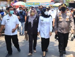 Bupati Ikfina Tinjau TPS 6   dan TPS 8 Desa Temon Trowulan, Sunardi Terpilih Kembali Kades Temon