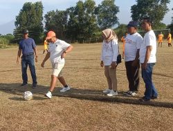 Kades Edy Prabowo Buka Turnamen Sepak Bola Kedungmaling Cup, Abah Pitung Lakukan Tendangan Pertama