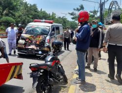 Tabrakan Ambulans Vs Bus di Depan Terminal Purabaya Kota Madiun, 3 Orang Terluka