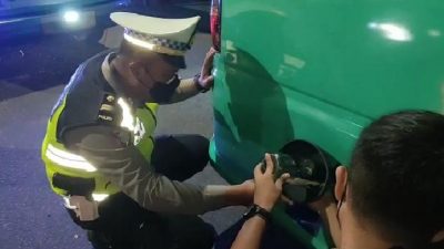 Polisi Lalu Lintas Sidoarjo Bagikan BBM Gratis