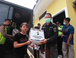 Satker Polda Jawa Timur Berbagi Bansos Kepada Masyarakat Terdampak Kenaikan Haraga BBM